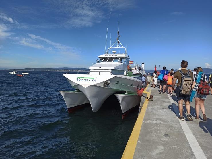 Pasaxeiros embarcando para ir á Illa de Ons.. MAR DE ONS / Europa Press