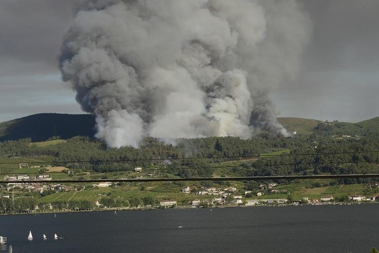 Vista do incendio desde Sampaio, alén do río, a 27 de xullo de 2022, en Castrelo de Miño, Ourense, Galicia (España). O incendio forestal queimou un seis hectáreas, segundo estimación provisional de Medio Rural. A Consellería informa que o. Rosa Veiga - Europa Press 