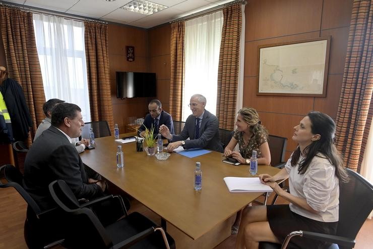 O vicepresidente económico da Xunta, Francisco Conde, reúnese con representantes de Sentury. MONCHO FONTES 