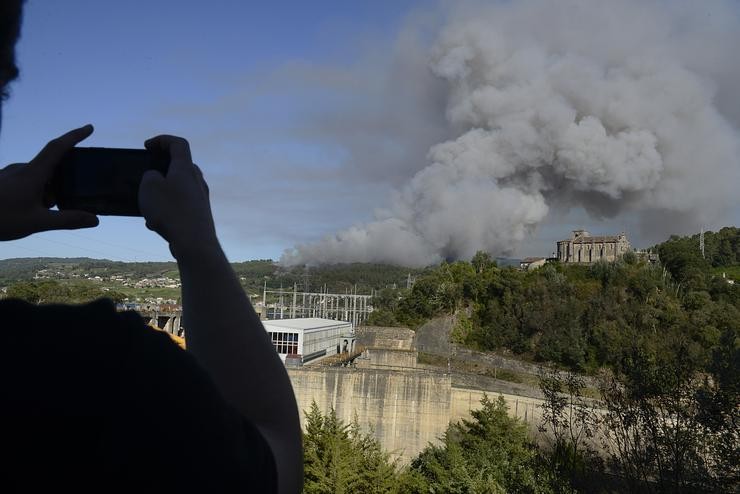 Vista do incendio desde Sampaio, alén do río, a 27 de xullo de 2022, en Sampaio, Ribadavia, /Rosa Veiga - Europa Press / Europa Press