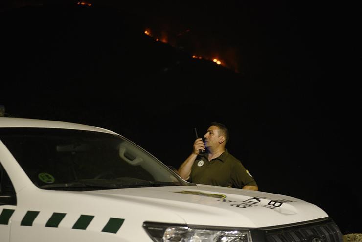 Axente forestal durante a vixilancia doutro incendio 