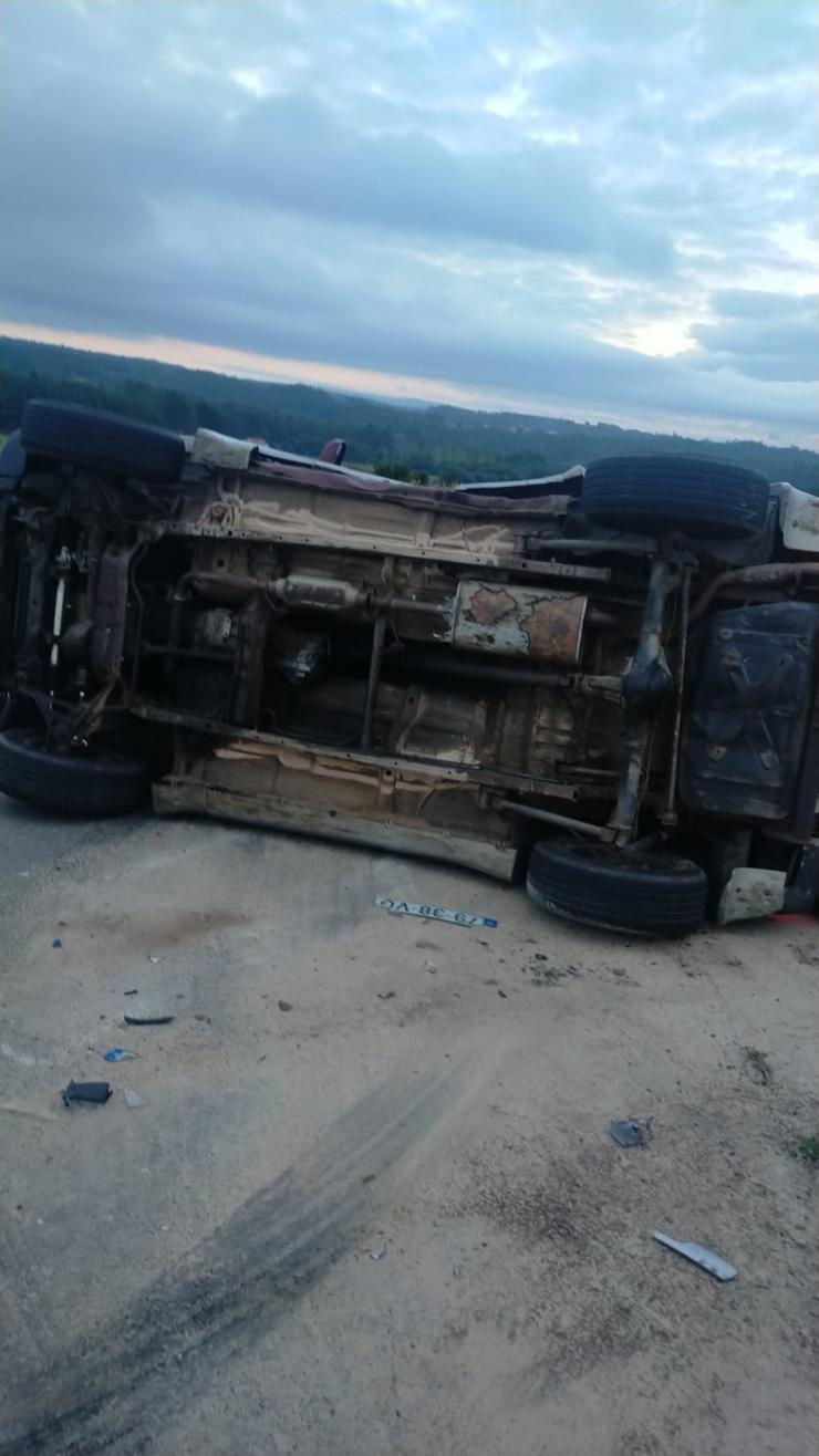 Coche envorcado no accidente 