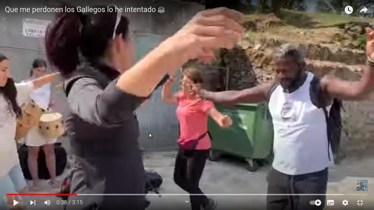 Macarena Olona probando coa muñeira / Youtube