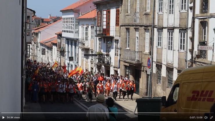 Mozos católicos con cruces e bandeiras españolas nunha rúa de Compostela 