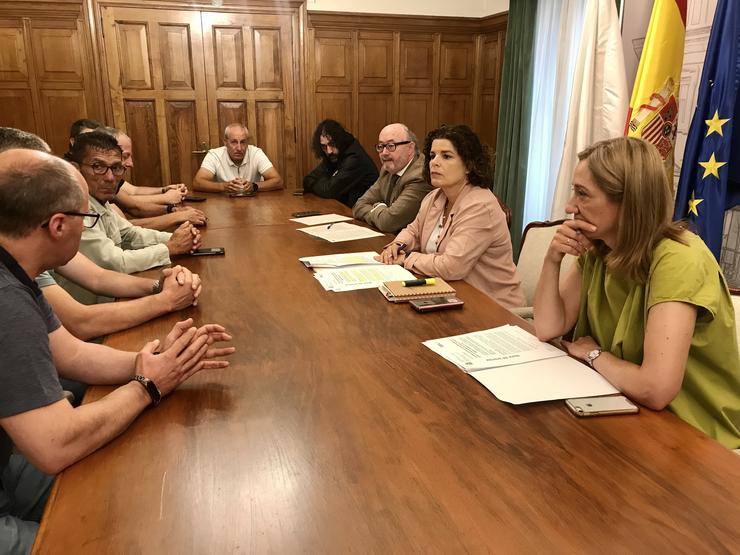 A subdelegada do Goberno na Coruña, María Rivas, reunida con representantes da Confraría de Pescadores da cidade herculina. XUNTA / Europa Press