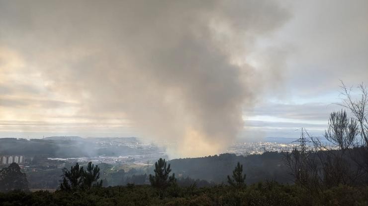 Incendio forestal no barrio de Elviña da Coruña 