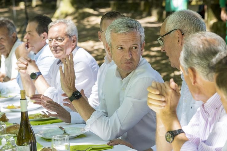 O presidente da Xunta, Alfonso Rueda, agarraches ao Xantar dá Terceira Idade na Lama (Pontevedra).. XUNTA 