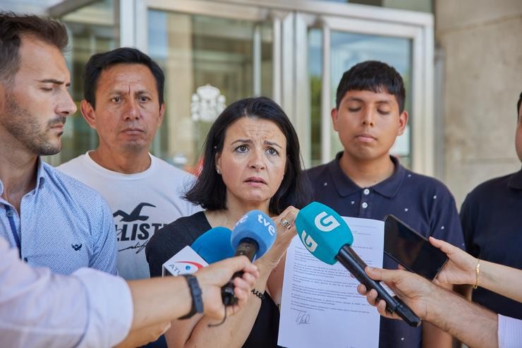 A portavoz das familias do Villa de Pitanxo, María José de Pazo, atendendo á prensa.. Jesús Hellín - Europa Press 
