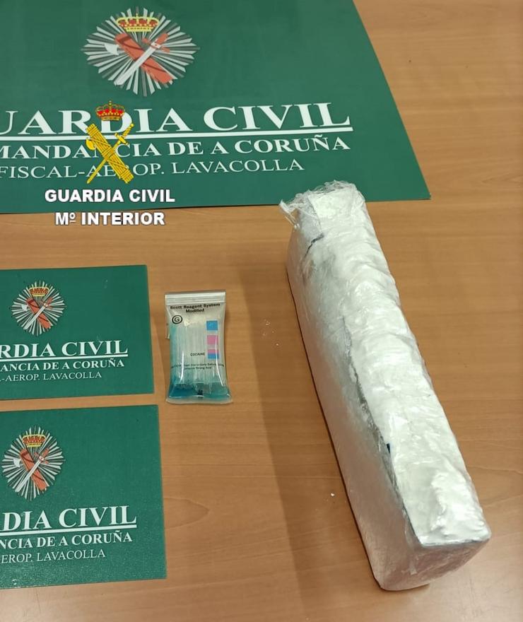 Detido no aeroporto de Santiago cun paquete de medio quilo de cocaína pegado á altura dos xenitais. GARDA CIVIL 