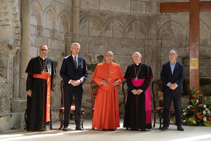 O presidente da Conferencia Episcopa, Juan José Omellal; o presidente da Xunta de Galicia, Alfonso Rueda; o cardeal Augusto dous Santos Marto; o arcebispo de Santiago, Julián Barrio; e o alcalde compostelán, Xosé Sánchez Bugallo. CÉSAR ARXINA / Europa Press