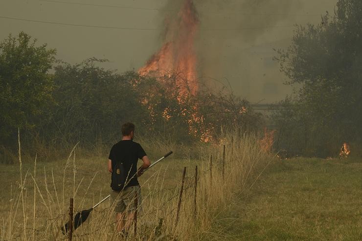 Unha persoa traballa na extinción dun incendio en Verín 