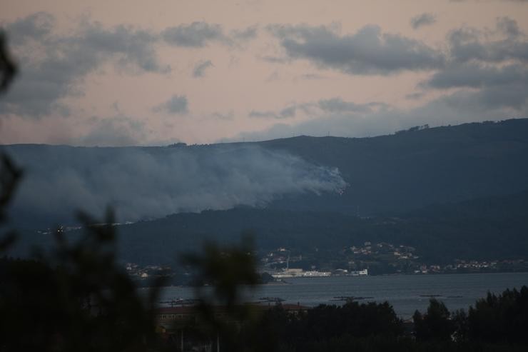 Vista do incendio forestal da parroquia boirense de Cures (A Coruña) desde a parroquia de Saiar, en Caldas de Reis, Pontevedra, Galicia.. Gustavo da Paz - Europa Press