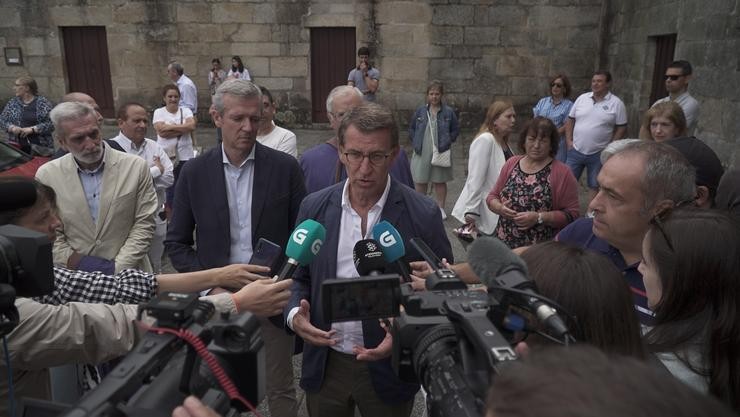 O presidente do PP, Alberto Núñez Feijóo, atende aos medios en Cambados, Pontevedra.. GUSTAVO DA PAZ 