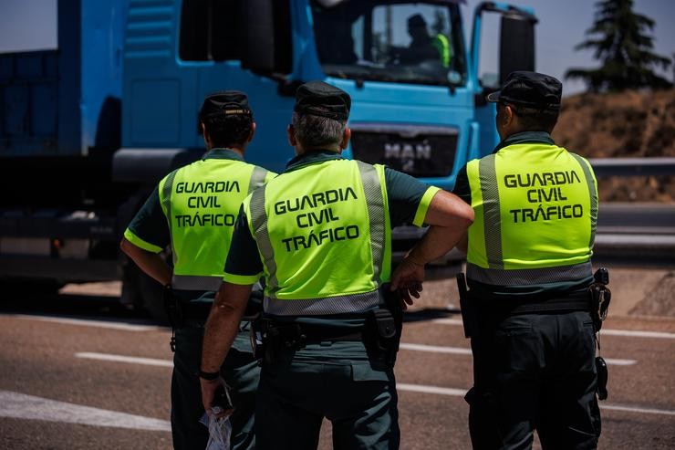 Arquivo - Tres axentes da Garda Civil durante un control na autovía A-5, na primeira operación saída do verán de 2022, a 1 de xullo de 2022, en Madrid.. Alejandro Martínez Vélez - Europa Press - Arquivo 