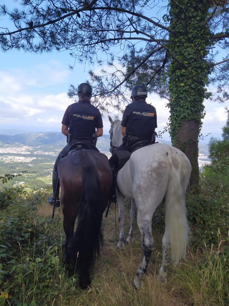 A Unidade de Cabalaría da Policía Nacional patrulla montes de Vigo dentro do plan de prevención de incendios.. POLICÍA NACIONAL / Europa Press