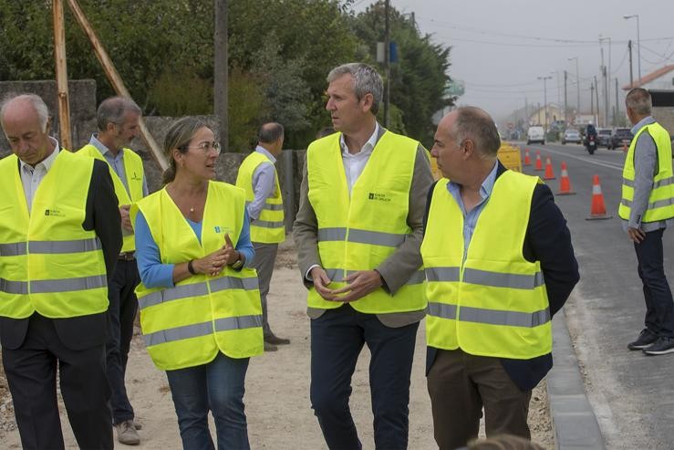 O presidente da Xunta, Alfonso Rueda, a conselleira de Infraestruturas e Mobilidade, Ethel Vázquez, e o alcalde de Vilanova de Arousa (Pontevedra), Gonzalo Durán, visitan as obras dunha senda peonil.. XUNTA 