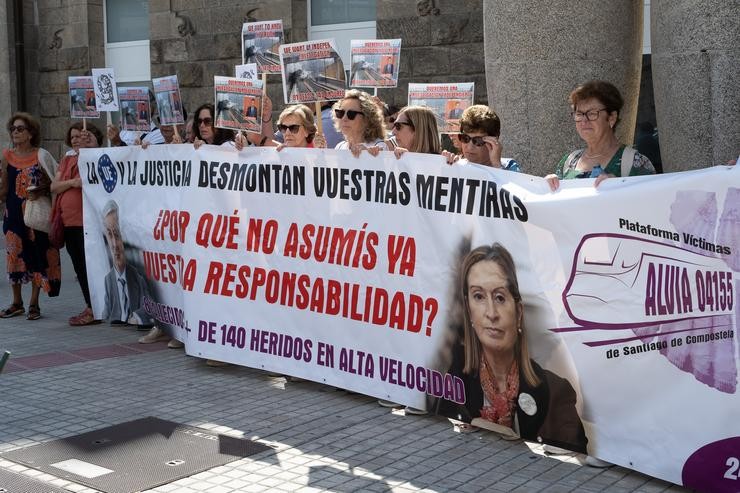 Varias persoas portan unha pancarta que pide xustiza para as vítimas do accidente de tren en Angrois durante unha manifestación, a 24 de xullo de 2022, en Santiago de Compostela 