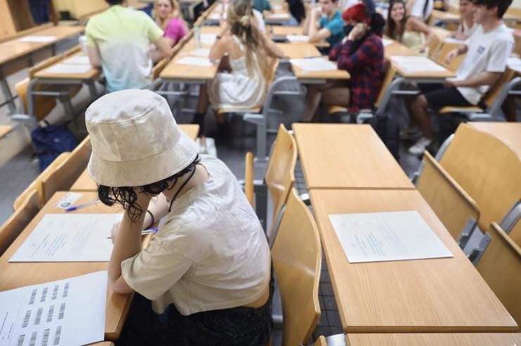 Estudantes realizan un dos exames da convocatoria extraordinaria da Avaliación para o Acceso á Universidade (EvAU), a 5 de xullo de 2022 