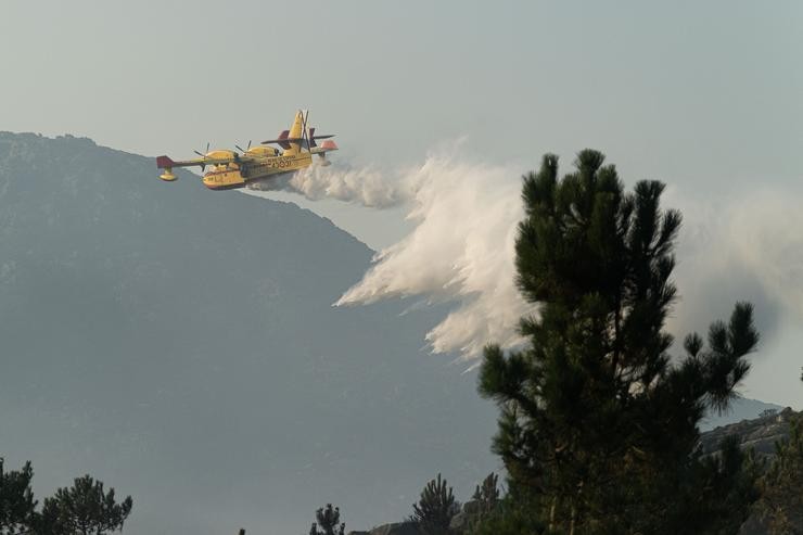 Un avión de extinción de incendios traballa na extinción do incendio iniciado en Galicia. Foto de arquivo.. César Argina - Europa Press