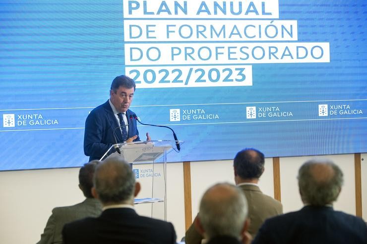 O conselleiro de Cultura, Educación, FP e Universidades, Román Rodríguez, presenta o Plan de Formación de Profesorado 