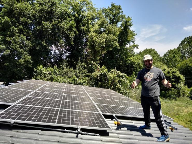 Xosé Manuel canda a unha das súas instalacións fotovoltaicas / remitida