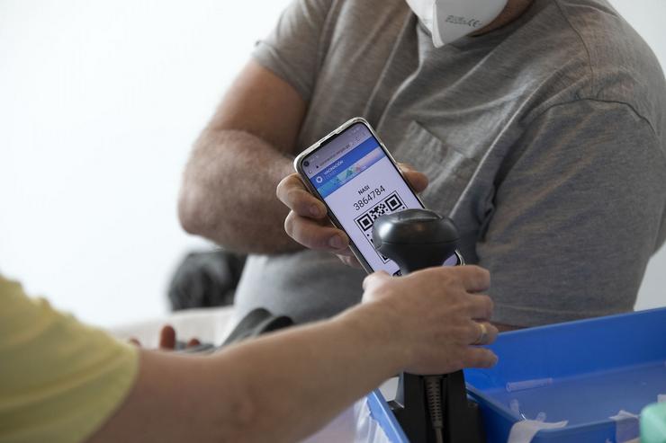 Un home utiliza a aplicación móbil do Sergas para poñer a vacina contra a covid-19 / Xunta de Galicia.