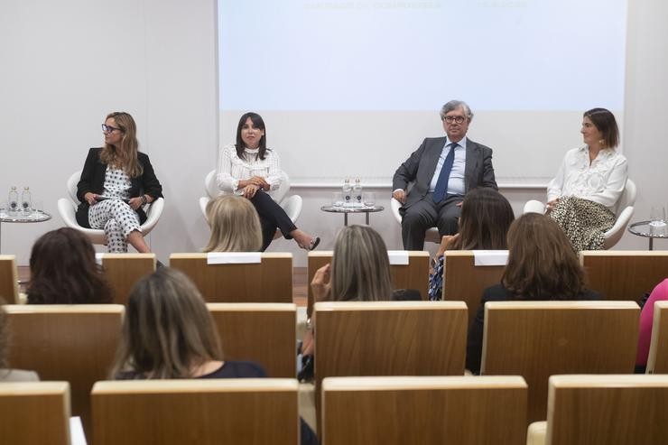 A conselleira de Promoción do Emprego e Igualdade, María Jesús Lorenzana, participa na apertura do encontro 'O impacto da muller empresaria no mundo'  organizado pola Confederación de Empresarios de Galicia (CEG).. CONCHI PAZ 