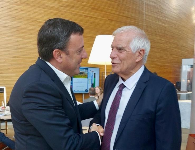 O secretario xeral do PSdeG, Valentín González Formoso, xunto ao Alto Representante da Unión para Política Exterior e de Seguridade, Josep Borrell. PSDEG / Europa Press