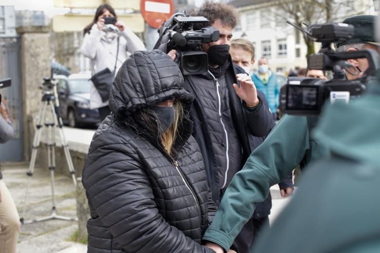 Arquivo - Un axente leva esposada a Ana Sandamil na Audiencia Provincial de Lugo o día no que o xurado lle declarou culpable do asasinato da súa filla, Desirée Leal, a 15 de febreiro de 2022, en Lugo, Galicia (España). O xurado declarou hoxe. Carlos Castro - Europa Press - Arquivo / Europa Press