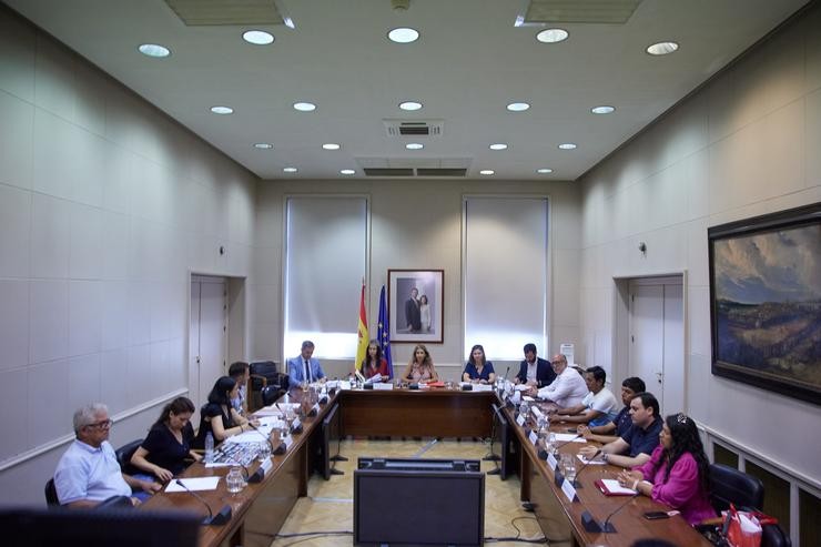Arquivo - A portavoz das familias, María José de Pazo (3i) e no centro, de (i-d), o delegado do Goberno, José Miñones; a secretaria de Estado de Transportes, Isabel Pardo; a ministra de Transportes, Mobilidade e Axenda Urbana, Raquel Sánchez e. Jesús Hellín - Europa Press - Arquivo / Europa Press