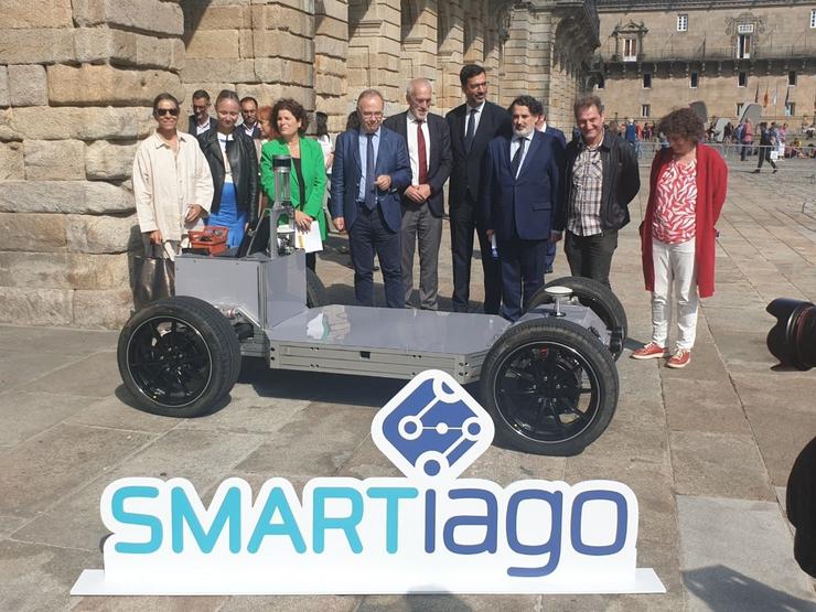 Presentación do proxecto do vehículo autónomo de repartición de mercadorías na zona vella de Santiago con presenza do alcalde de Santiago, Xosé Sánchez Bugallo 
