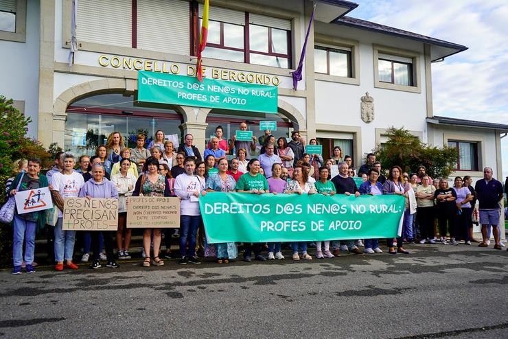 A comunidade educativa do CPI Cruz do Sar de Bergondo secunda unha protesta. CONCELLO DE BERGONDO / Europa Press