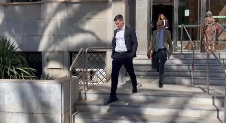 Santi Mina sae da Audiencia de Almería tras comparecer por sorpresa en persoa ante o tribunal 