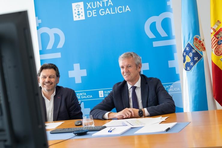 O presidente da Xunta, Alfonso Rueda, acompañado do secretario xeral de Emigración, Antonio Rodríguez Miranda, realiza unha videoconferencia co xefe de Goberno da Cidade Autónoma de Buenos Aires, Horacio Rodríguez Larreta. DAVID CABEZÓN @ XUNTA DE GALICI / Europa Press