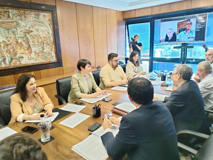 Reunión da portavoz nacional do BNG, Ana Pontón; e da eurodeputada Ana Miranda, entre outros cargos do BNG, con responsables da Cooperativa de Armadores de Vigo (ARVI). / Europa Press