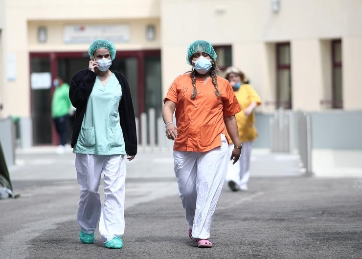Arquivo - Dúas sanitarias protexidas con máscara e gorro camiñan preto do Hospital de campaña nas inmediacións das Urxencias do Gregorio Marañón para a loita contra o coronavirus, en Madrid (España) a 6 de abril de 2020.. Eduardo Parra - Europa Press - Arquivo