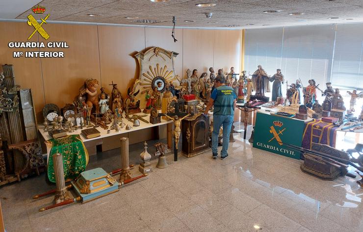 Pezas de arte e obxectos litúrxicos roubados en pazos e igrexas das provincias de Ourense e Pontevedra / GARDA CIVIL.