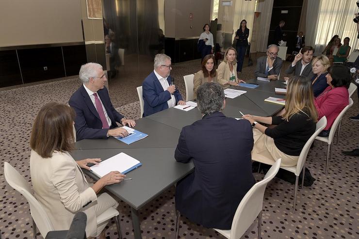 Parlamentarios europeos manteñen unha reunión co vicepresidente primeiro da Xunta e conselleiro de Economía, Francisco Conde, e a alcaldesa da Coruña, Inés Rey. MONCHO FONTES 
