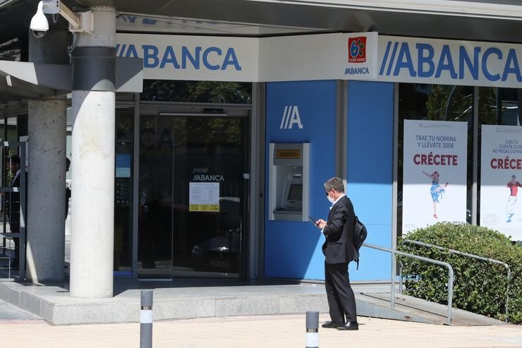 Un home pasa á beira dunha sucursal de Abanca / Marta Fernández - Europa Press.
