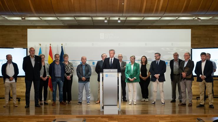 O titular do Goberno galego, Alfonso Rueda, preside unha reunión con representantes do sector da pesca de fondo e xuristas especializados. DAVID CABEZÓN @ XUNTA DE GALICIA 