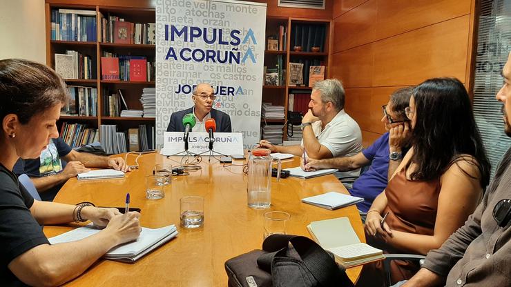 O portavoz do BNG no Concello da Coruña e candidato á Alcaldía en 2023, Francisco Jorquera, en rolda de prensa. BNG