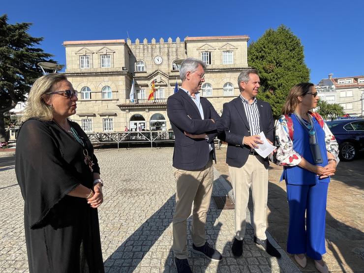 O delegado do Goberno en Galicia, José Miñones, visita O Grove (Pontevedra) xunto ao alcalde, José Antonio Cacabelos, e á subdelegada do Goberno en Pontevedra, Maica Larriba.. DELEGACIÓN DO GOBERNO EN GALICIA / Europa Press