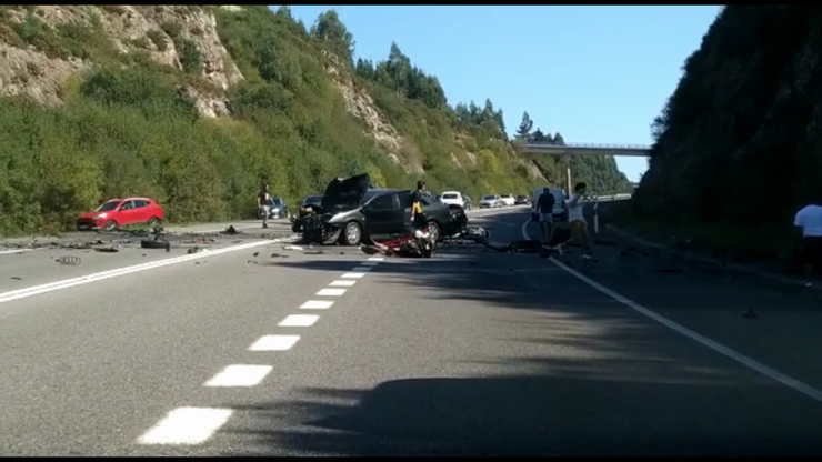 Accidente no corredor Brión-Noia, con tres vehículos implicados e provocou o corte desta vía que une Santiago con Noia 