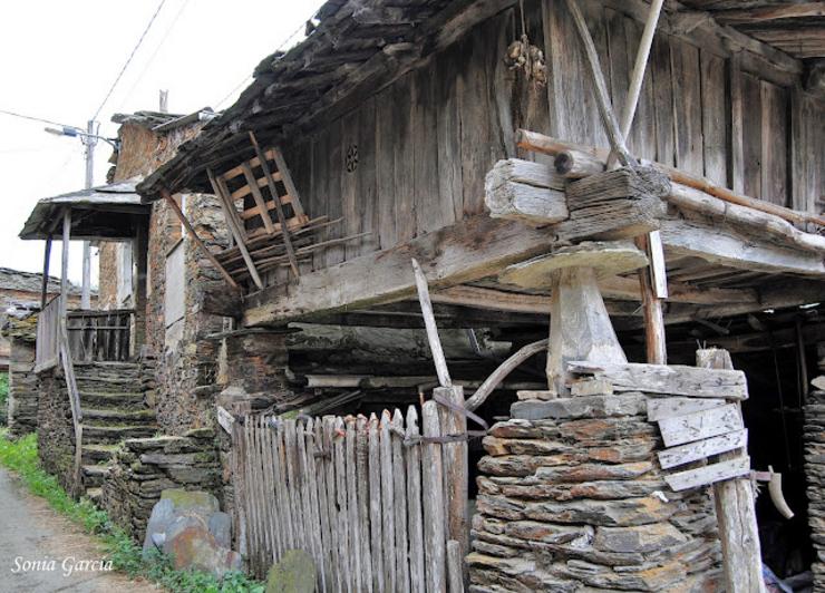 Hórreo e casas tradicionais na aldea de Vilarxubín, unha das poucas aldeas galegas que conserva a etnografía tradicional 