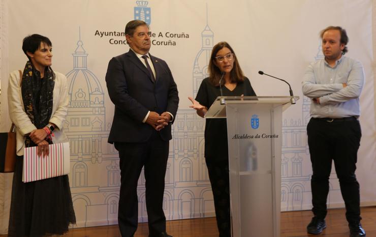 A alcaldesa da Coruña, Inés Rei, e o reitor da UDC, Xullo Abalde, presentan as novas tarifas do bus para estudantes universitarios. CONCELLO DA CORUÑA 