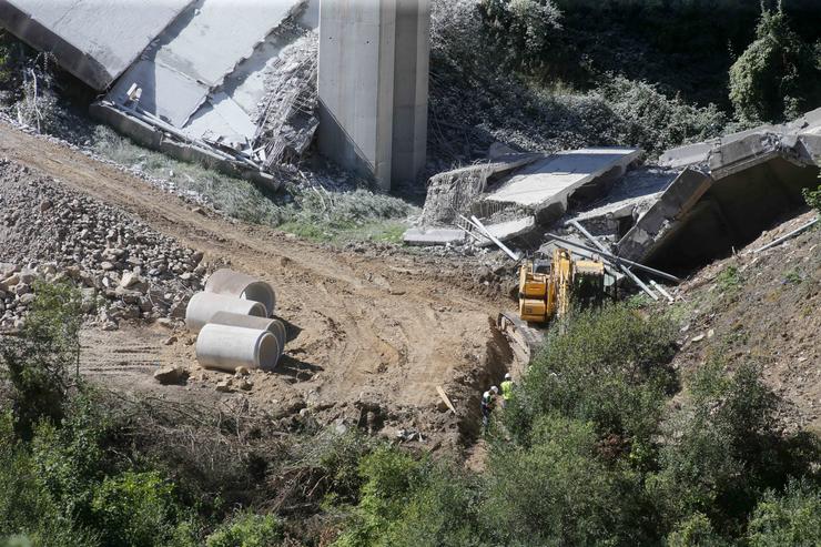 Guindastres traballan durante o desmonte das pilas 1 e 2 do viaduto de Ou Castro, no quilómetro 430 sentido A Coruña da autovía A-6.. Carlos Castro - Europa Press / Europa Press