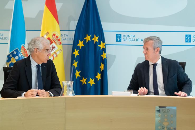 O titular do Goberno galego, Alfonso Rueda, xunto ao vicepresidente económico, Francisco Conde, no Consello da Xunta. DAVID CABEZÓN @ XUNTA DE GALICIA / Europa Press