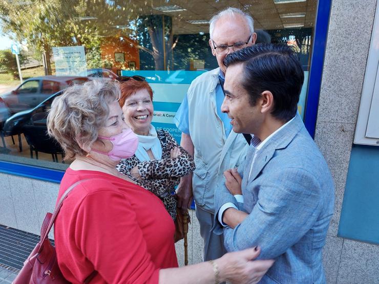 O portavoz municipal do PP en Ferrol, José Manuel Rei Varela, reúnese con usuarios do comedor sénior. / Europa Press