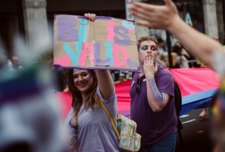 Pancarta polo orgullo bisexual / arquivo