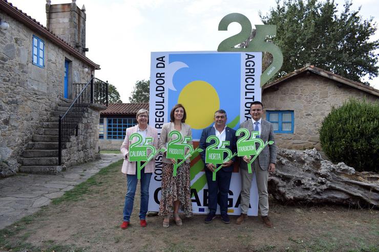 A conselleira do Mar, Rosa Quintana, a de Medio Ambiente, Ángeles Vázquez, e o de Medio Rural, José González, co presidente do do Consello Regulador da Agricultura Ecolóxica de Galicia (Craega), Francisco López 